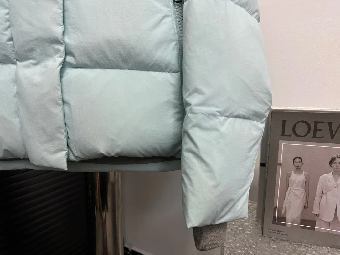 P780 【𝗖𝗔𝗡𝗔𝗗𝗔 𝗚𝗢𝗢𝗦𝗘】Capsule Series Macaron White Label Fabric: Made of soft EnduraLuxe fabric imported from DuPont, CORDURA, USA, which enhances the durability of easy-to-wear parts, is lightweight and durable; the liner is made of 400T anti-velvet gallbladder, which is comfortable, soft and non-velvet. : Equipped with a detachable hood, which can be adjusted in two directions, and is also filled with down, which brings greater softness and wrapping around the head and neck, and is full of warmth. This parka features white trim on the back and sides, and the hardware locks are all original and custom-made to match the muted fabric color. Goose label: The official website’s new series of silicone material labels, non-embroidery labels. Length: Fit hip-length. Size: XS-L